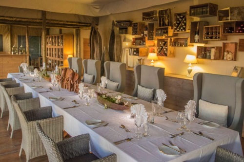 Nambwa Tented Lodge eetkamer binnen